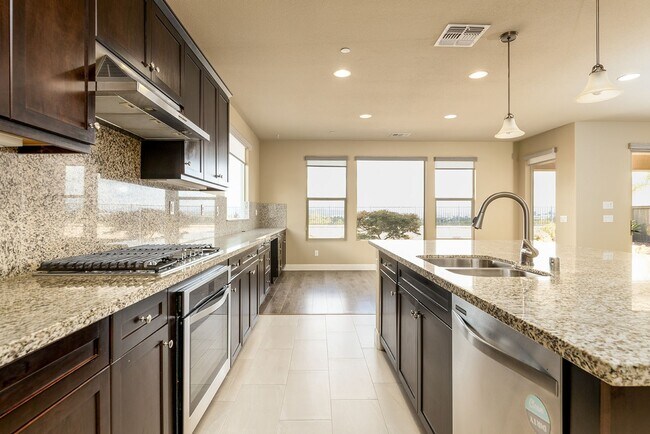 Building Photo - 5bd/3ba, 3969 sq ft Home in Gated Community in Vista!