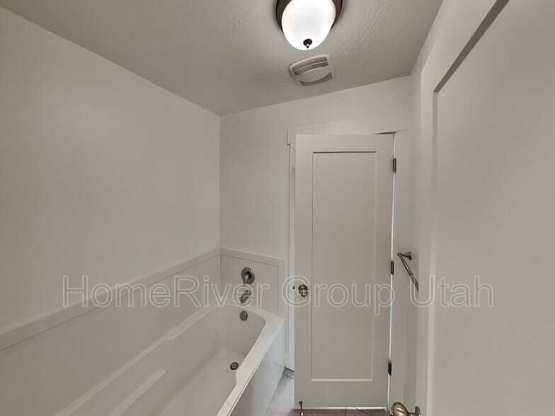 Building Photo - 836 E 340 S