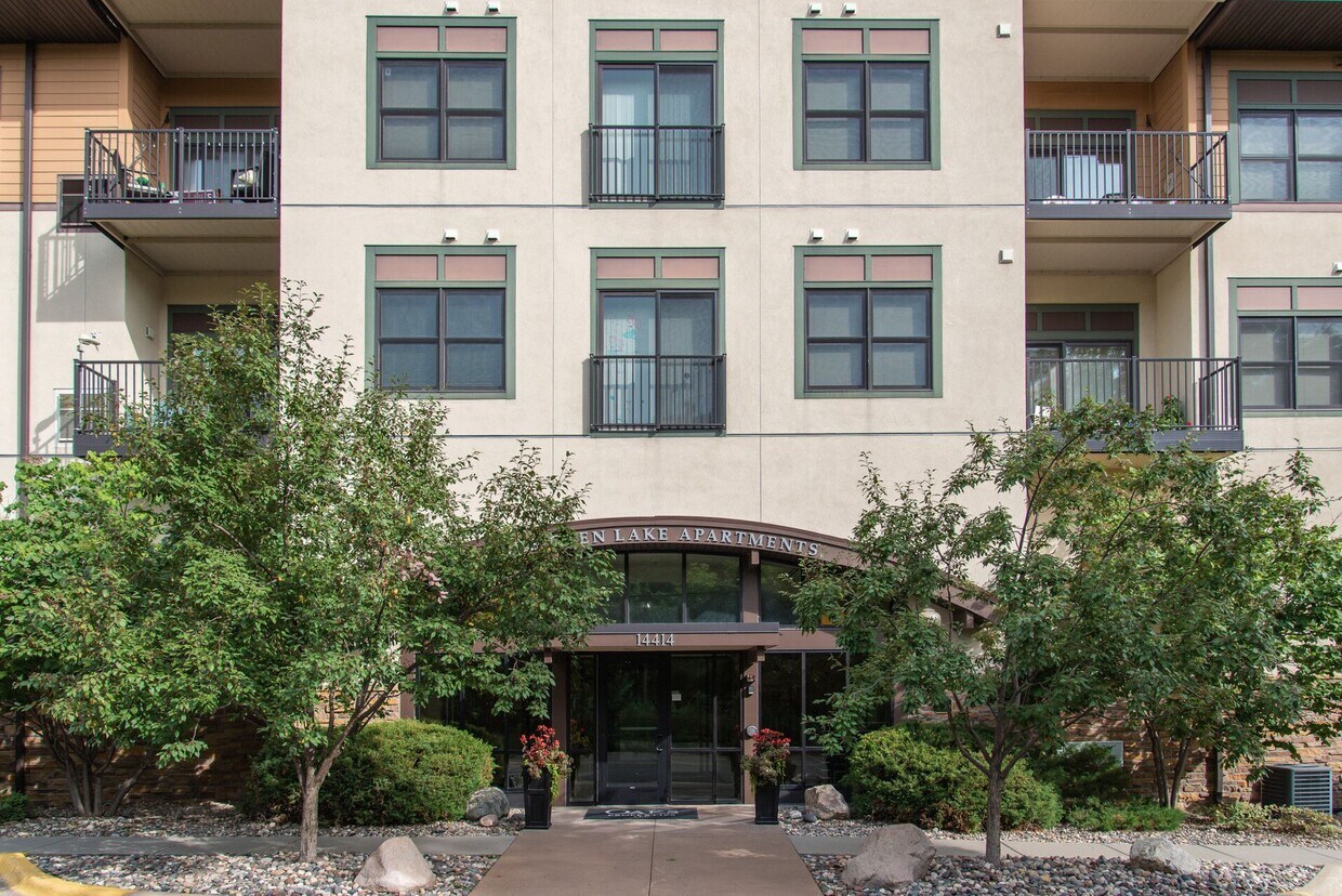 Oaks Glen Lake Apartments Minnetonka
