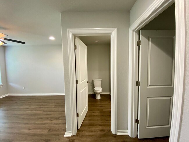 Building Photo - Lovely 3 Bedroom Home Ready NOW! Pets Welc...