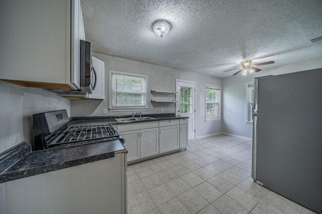 Building Photo - 1155 Greenbrier Dr