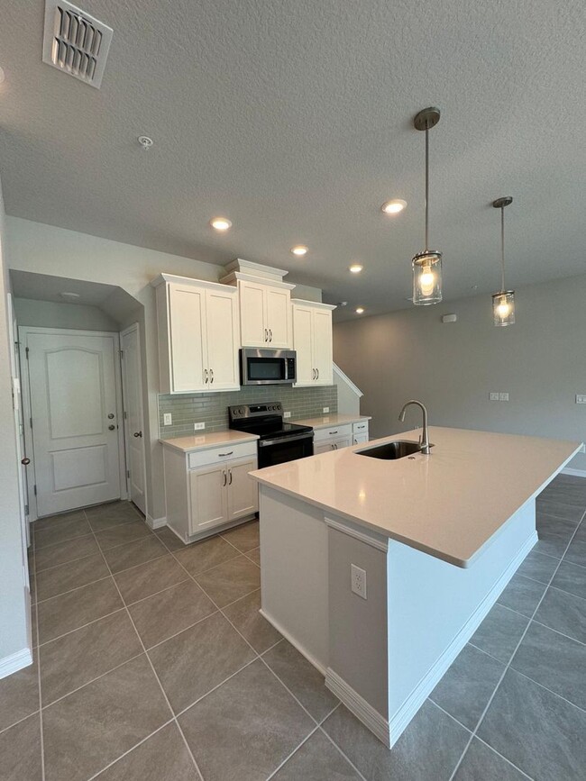 Building Photo - BRAND NEW TOWNHOUSE  3 BEDROOM 2.5 BATHROO...