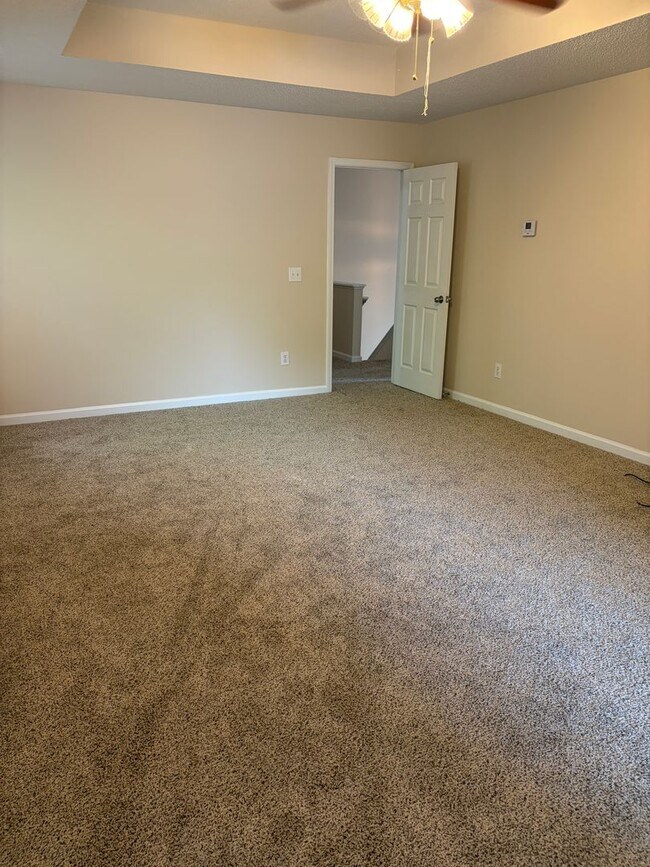 Building Photo - Large Home in Established Neighborhood