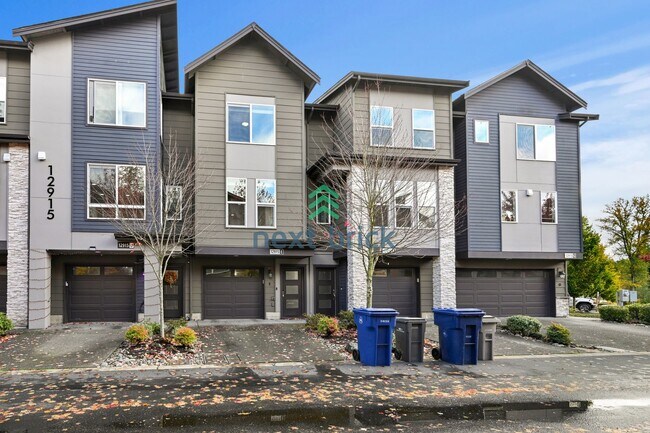 Building Photo - 2 BED & 2.5 BATH TOWNHOUSE FOR RENT