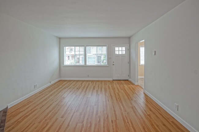 Building Photo - Completely Remodeled, Bright & Airy, 2BR1....