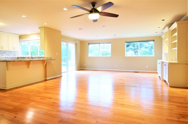 Building Photo - 1814 Whitman Ct NE