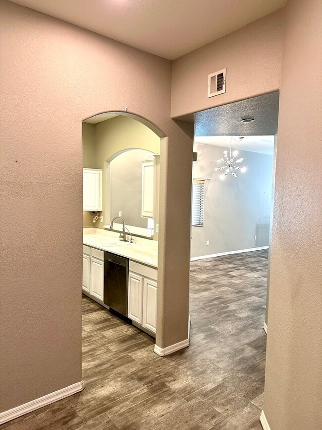 Building Photo - Gorgeous 2 bedroom / 2 bath condo in The E...