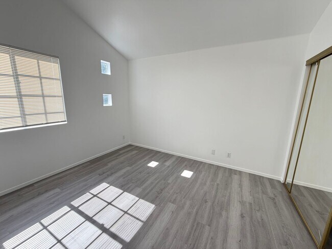 Building Photo - 607Ynez