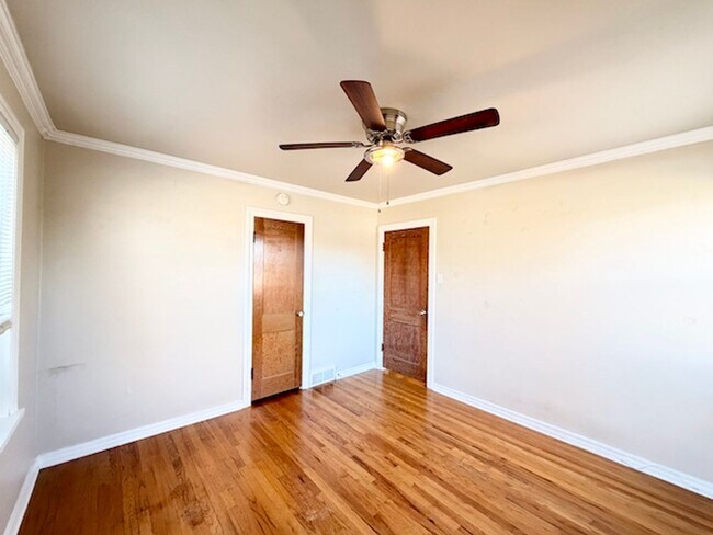 Building Photo - Ideal For Student Housing