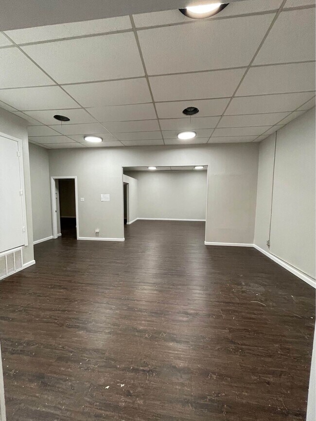 Building Photo - 7235 Glenview Dr