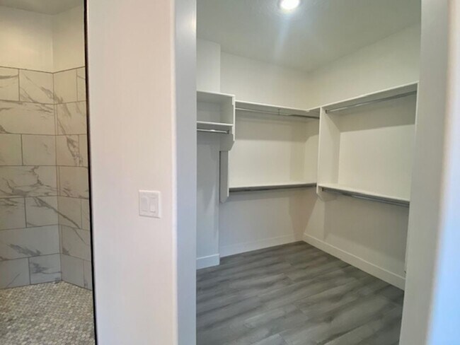 Building Photo - SPACIOUS HOME FOR RENT!