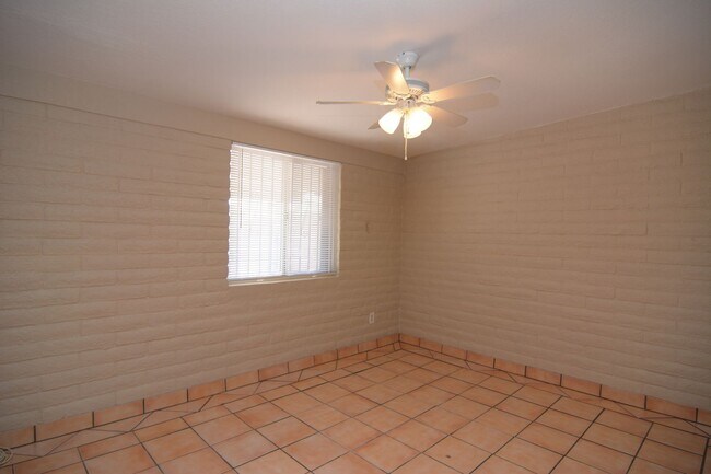 Building Photo - Charming 2 Bedroom 1 Bath Home! Great South Tucson Location!