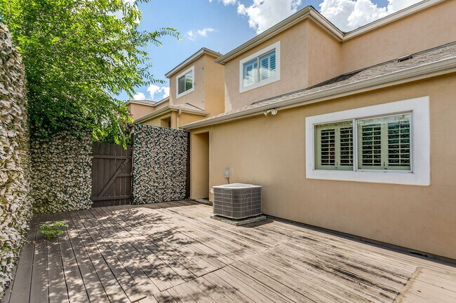 Building Photo - 2-BEDROOM, 2.5-BATHROOM DUPLEX/CONDOMINIUM IN TERRELL HEIGHTS