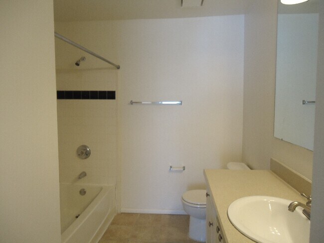 Building Photo - 1218 Bermuda Lakes Ln