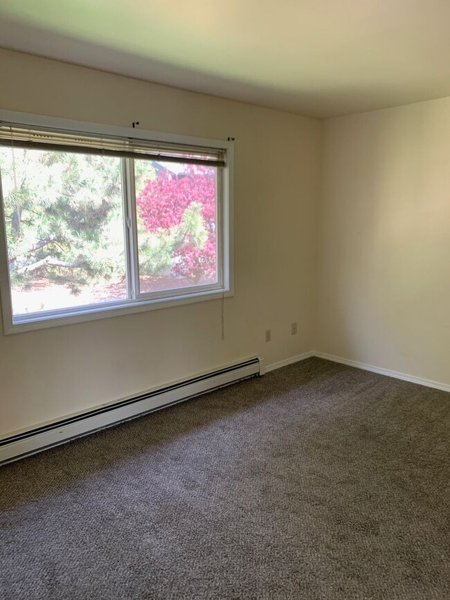 Building Photo - 2 Bedroom Condo with Washer/Dryer in Home
