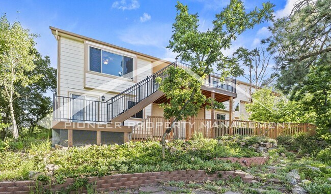 Building Photo - 5 bed/3 bath Main-Level Living with Design...