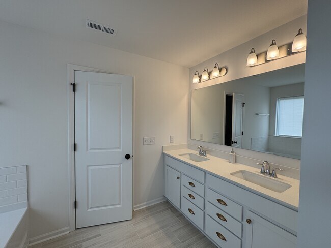 Building Photo - 193 Wheatfield Dr