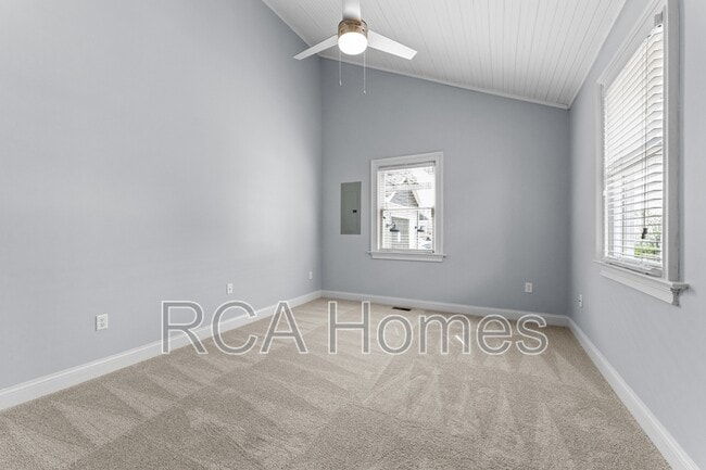 Building Photo - 613 E New York St