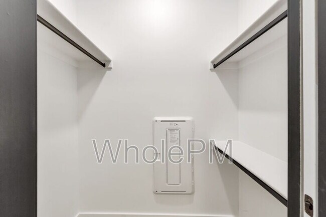 Building Photo - 1601 Park Ave