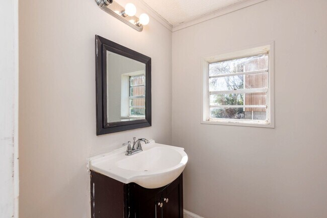 Building Photo - 4 Bedroom, 2 Bathroom in Adamsville