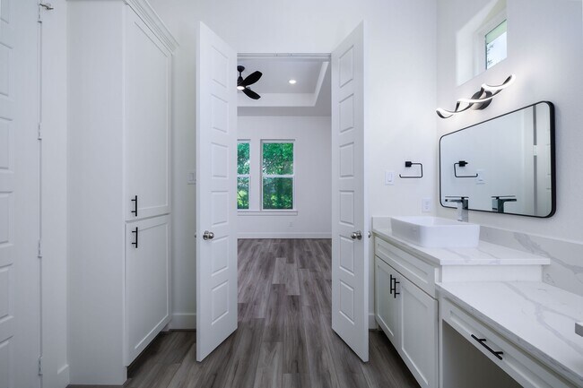 Building Photo - 68 Fairway Dr