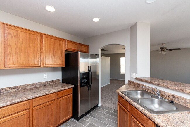 Building Photo - 31569 N Sundown Dr