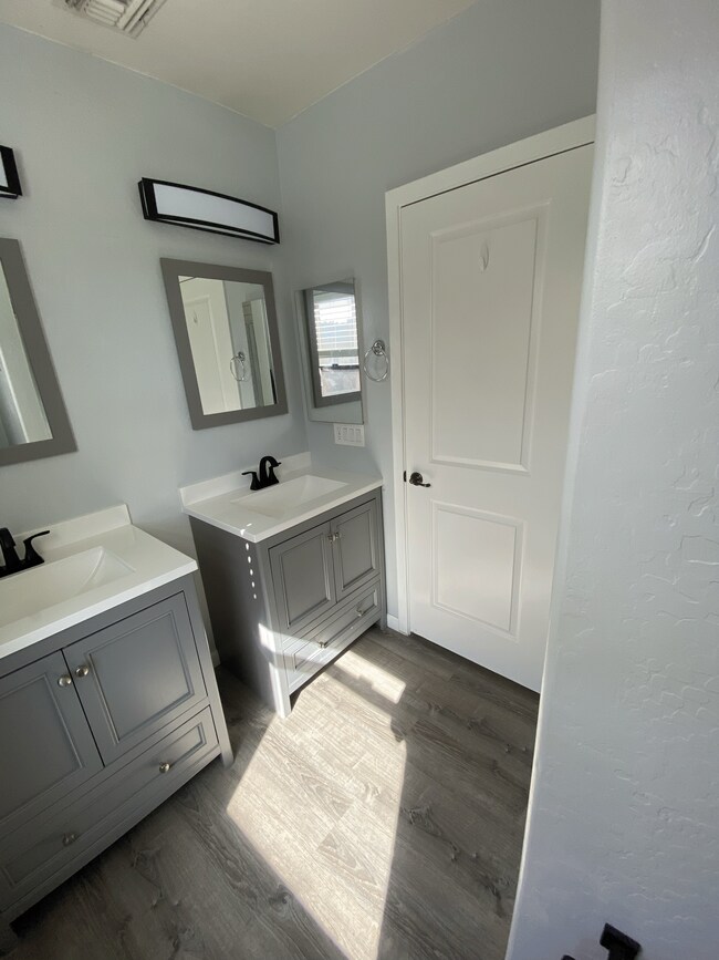 Building Photo - 330 S Farmer Ave