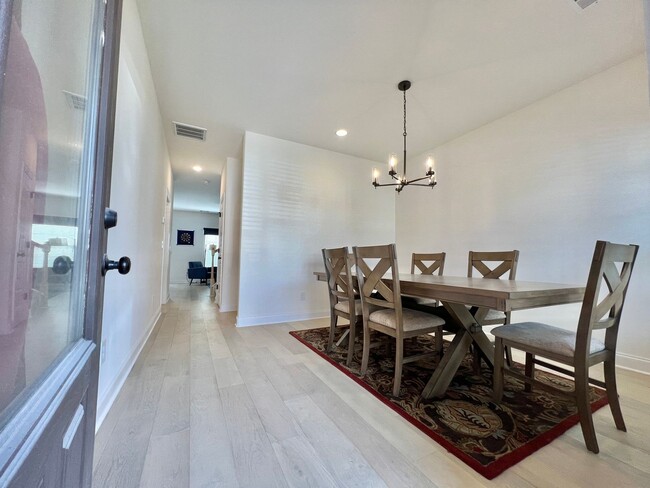 Building Photo - 3 Bed, 2.5 Bath Townhome w/ 1 Car Garage
