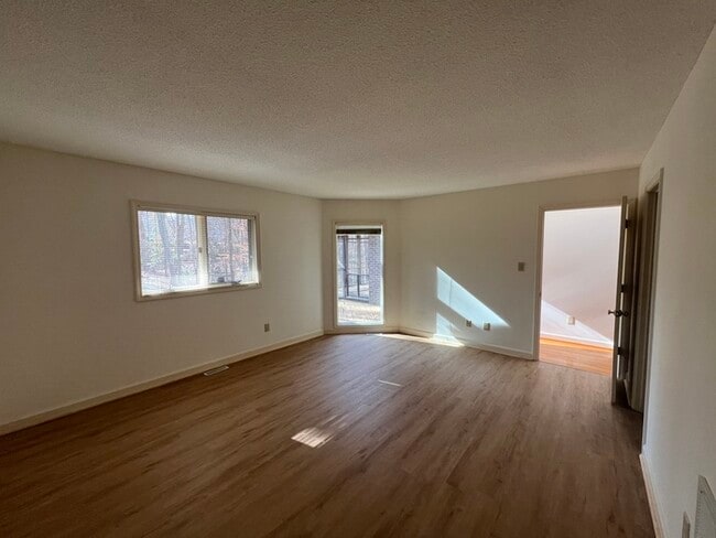 Building Photo - 303 Lake Pointe Dr