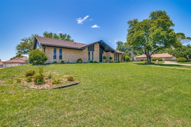 Primary Photo - 2013 S Lakeshore Dr