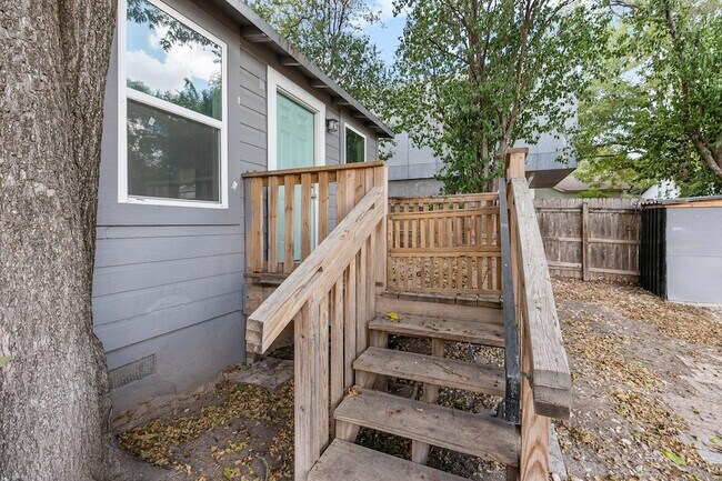 Building Photo - 204 Lessin Ln