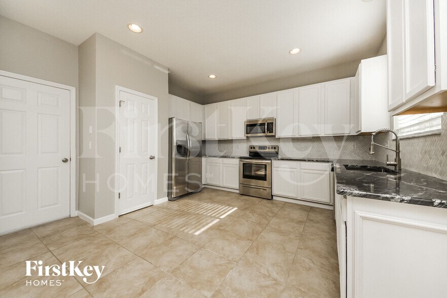 Building Photo - 796 Lakeview Pointe Dr