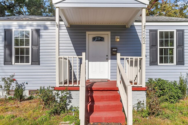 Building Photo - Charming North Charleston Home