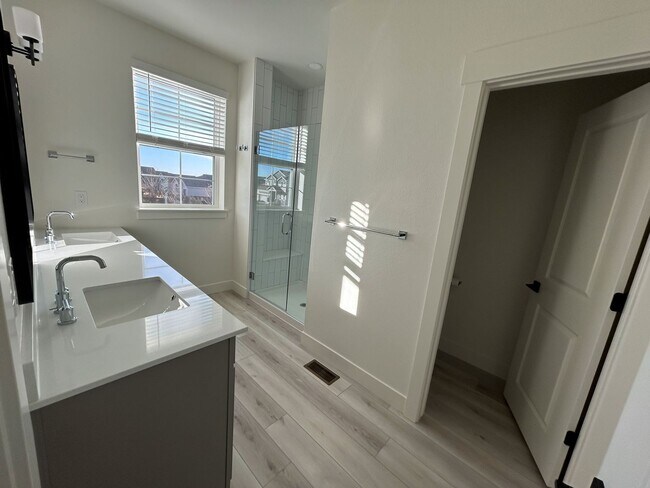 Building Photo - Stylish New Home Surrounded by Greenbelts and Outdoor Recreation