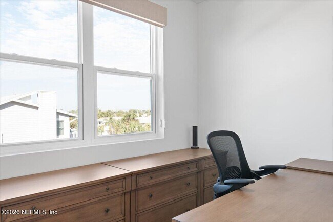 Building Photo - 114 12th Ave S