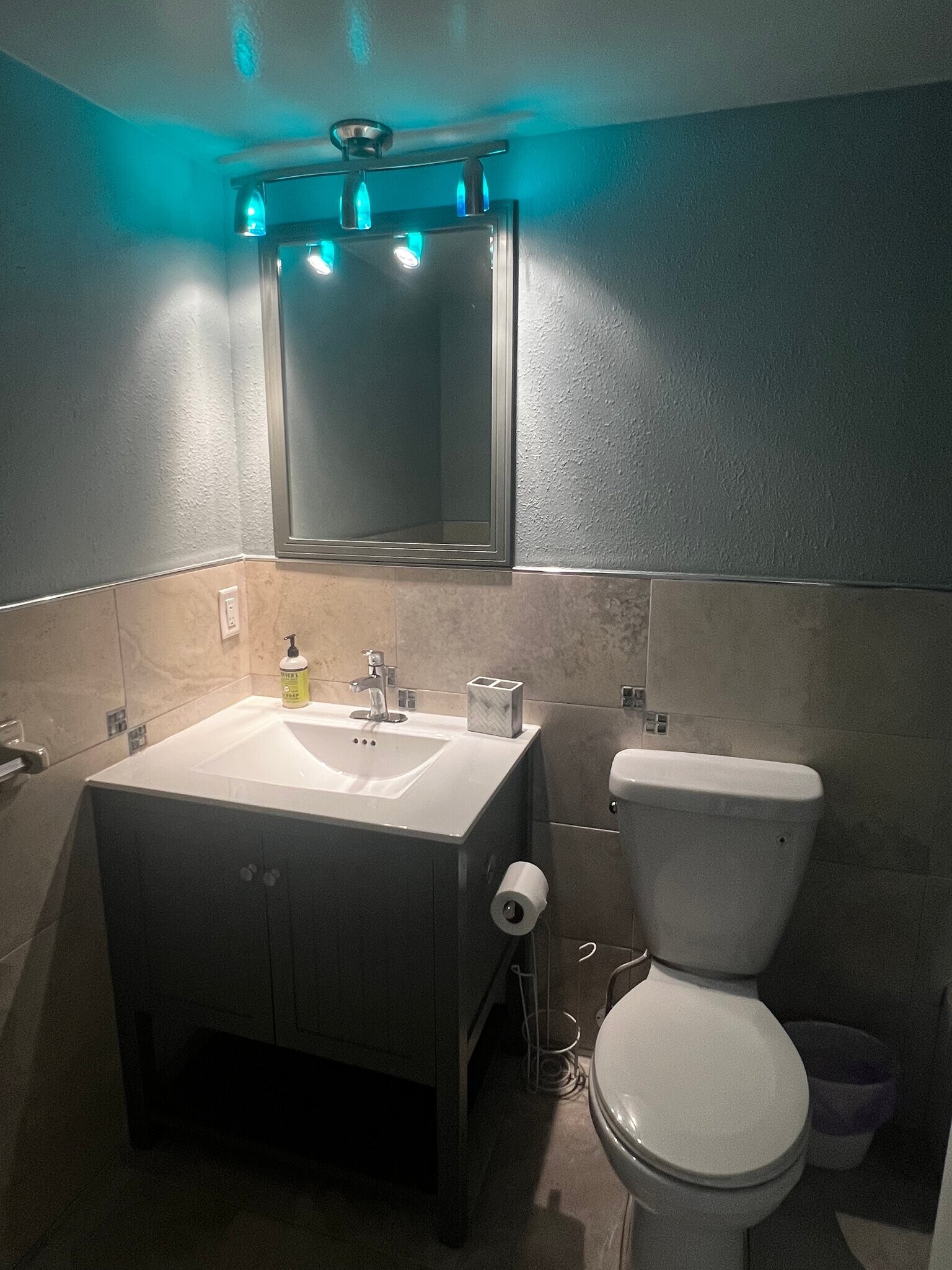 Building Photo - 7600 Sun Island Dr S