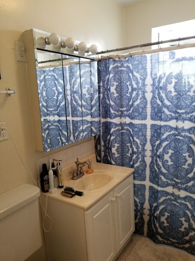 Building Photo - 4042 N Southport Ave