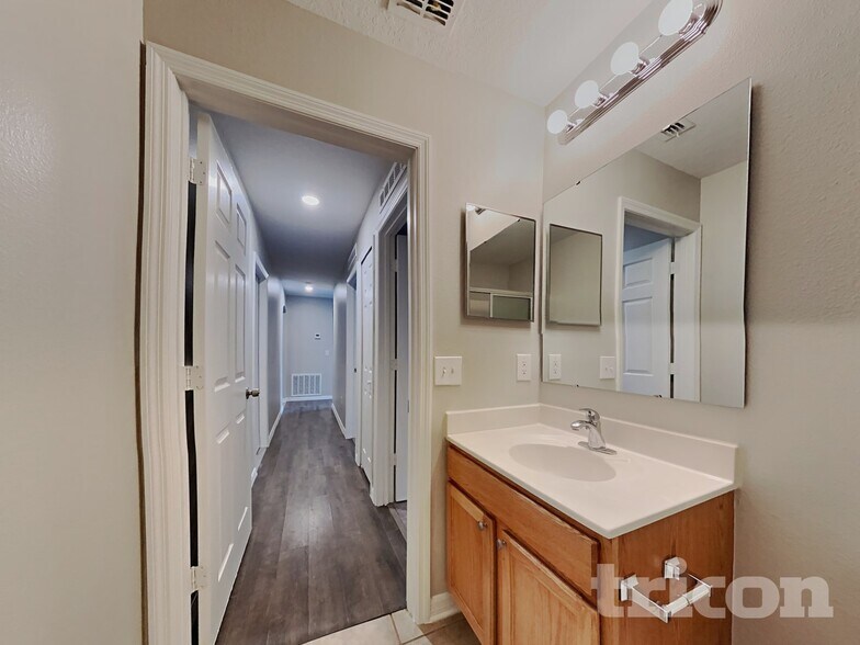 Building Photo - 964 Cascades Park Trail