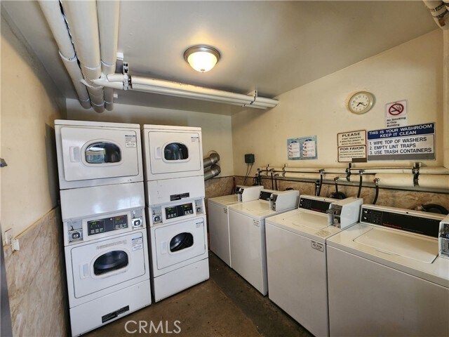 Building Photo - 7925 Vineland Ave