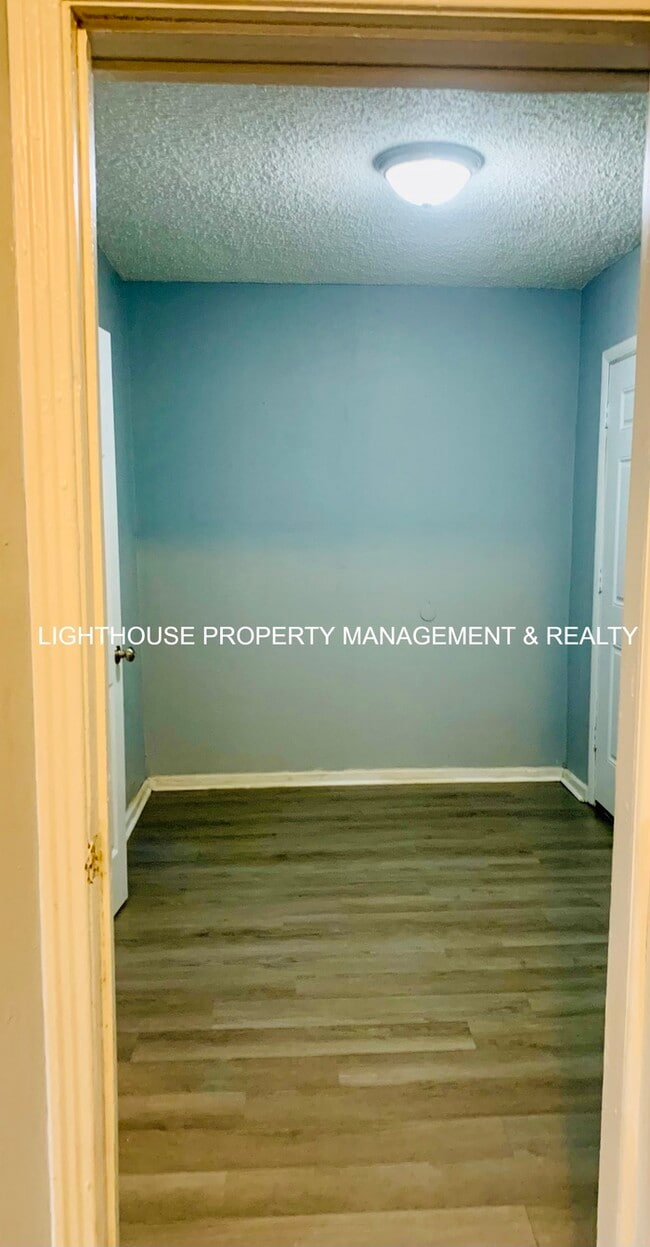 Building Photo - Cozy 2 Bed/1 Bath Home with Fenced Yard!