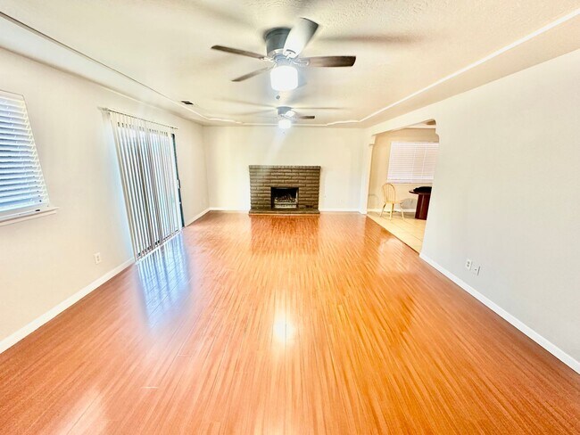 Building Photo - 3/2 Near Woodward Park