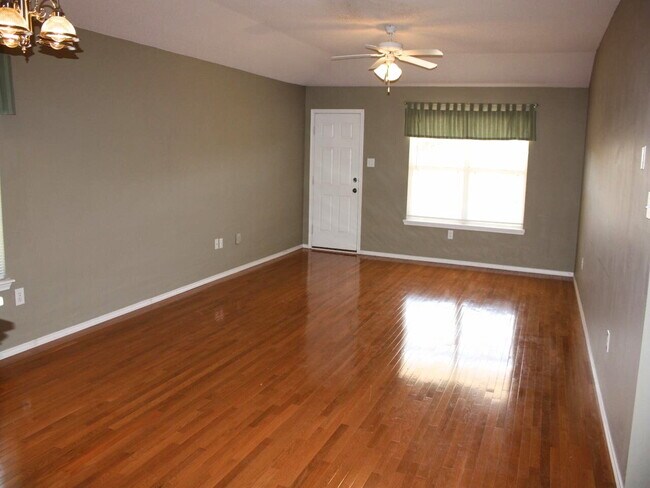 Building Photo - "Charming 3-Bed, 2-Bath Home in Lubbock's Serene Neighborhood – 1,315 Sq Ft of Comfortable Living!"