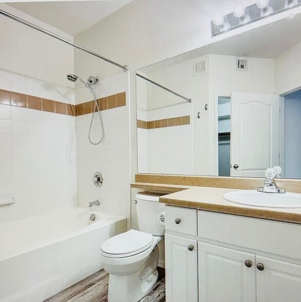 Hall Bath - 1701 E Colter St