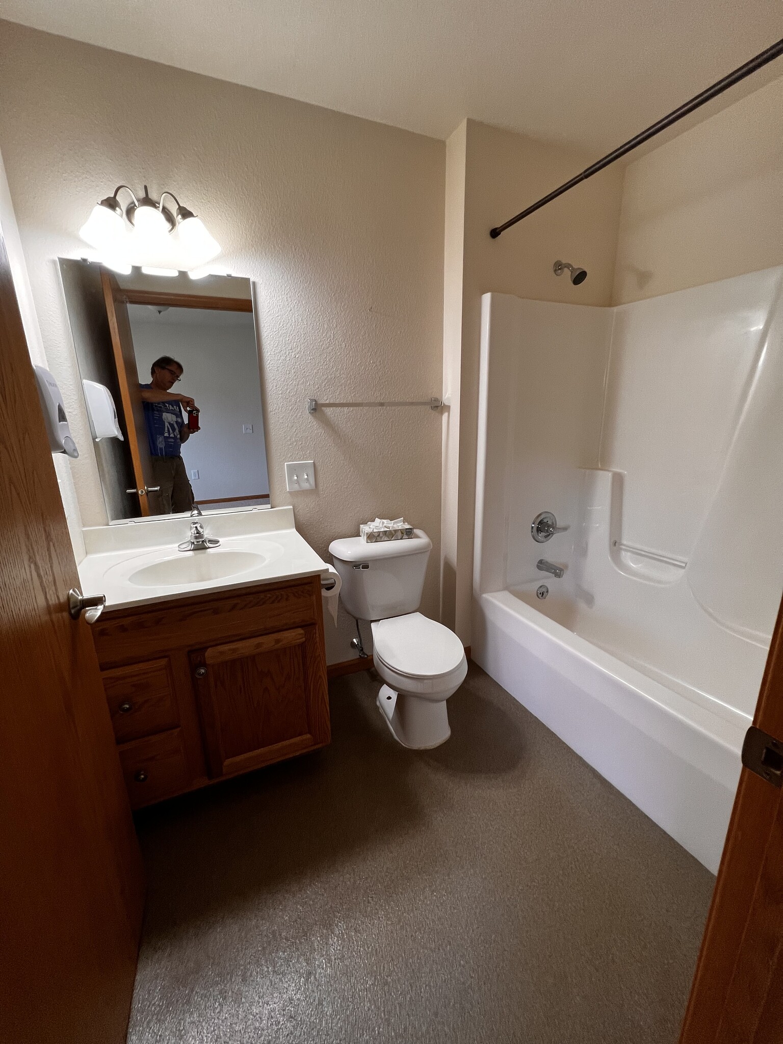 Upstairs bathroom - 4307 Kennedy Dr