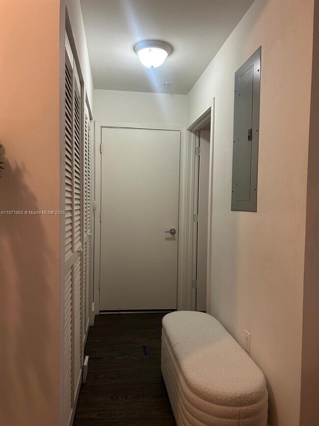 Building Photo - 1111 SW 1st Ave