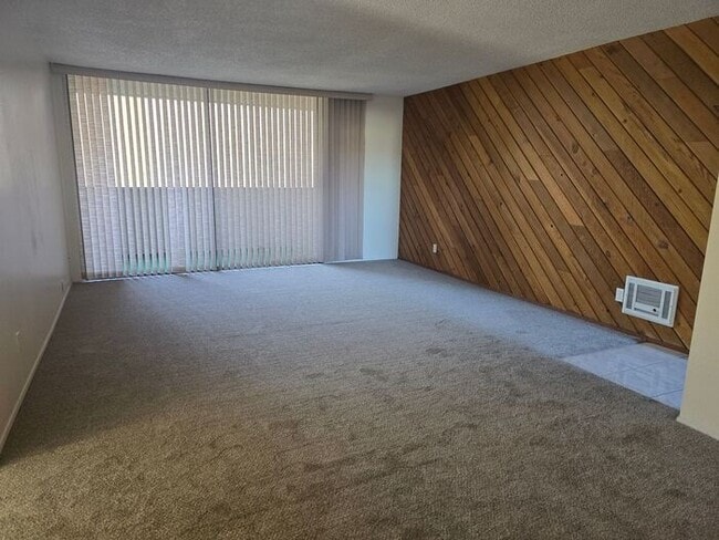 Building Photo - Discover this well-appointed 2-bedroom, 1.5-bath condo in San Diego