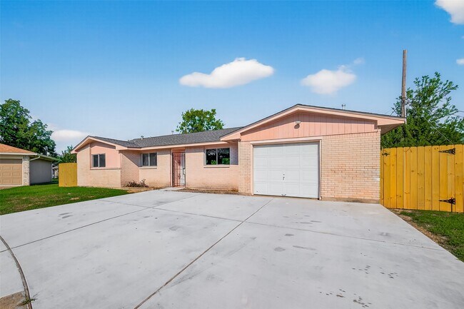 Building Photo - 5126 Denoron Dr