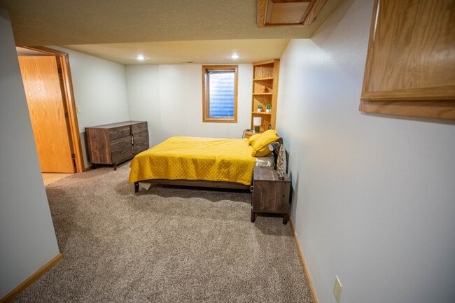 Building Photo - 202 NW Sharmin Dr