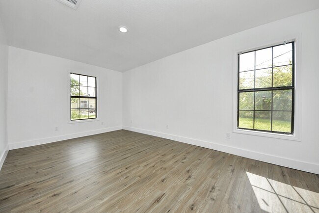 Building Photo - 1203 W 6th St