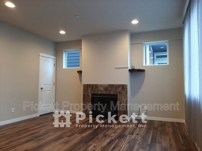 Building Photo - 1004 Samara St